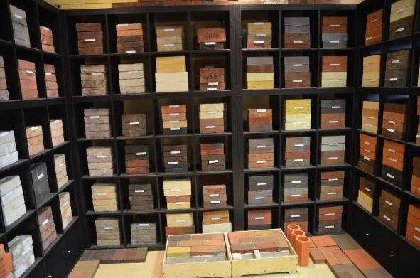 محل فروش آجر پشت تلویزیون